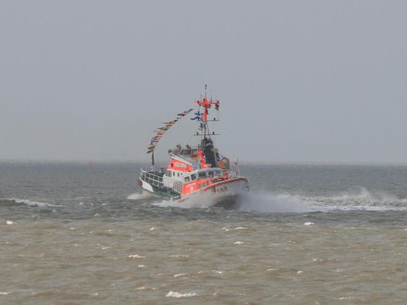 07DJ-2009-016 Bild088a1.JPG - Der Seenotkreuzer VORMANN LEISS bringt den Arzt zurück nach Pellworm und vom Eidersperrwerk kommt das Seenotrettungsboot PAUL NEISSE.